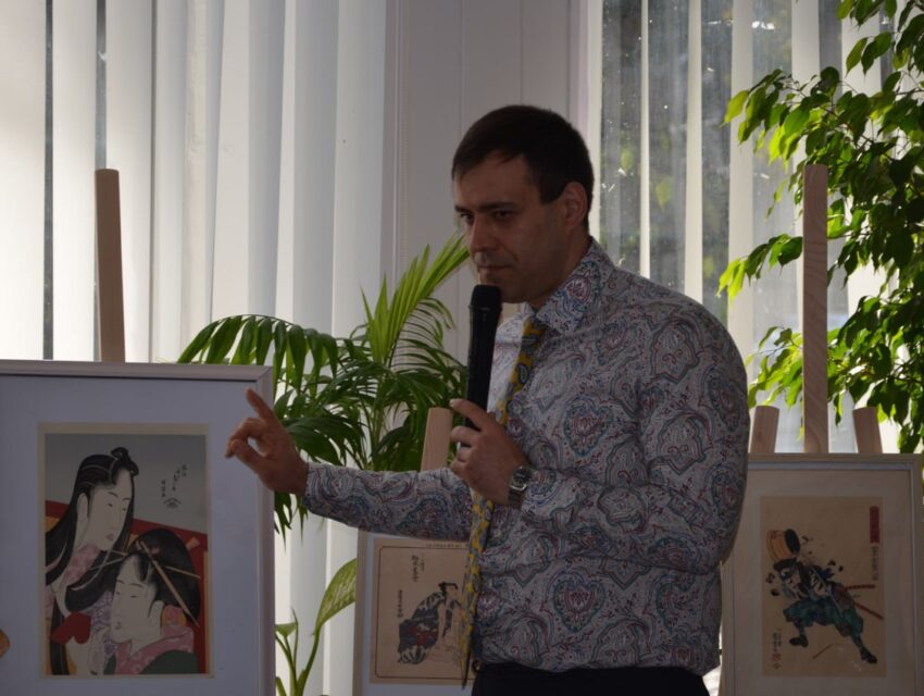 Захопливий світ середньовічної Японії: у бібліотеці Кам’янського відкрилась виставка унікальної японської гравюри епохи Едо