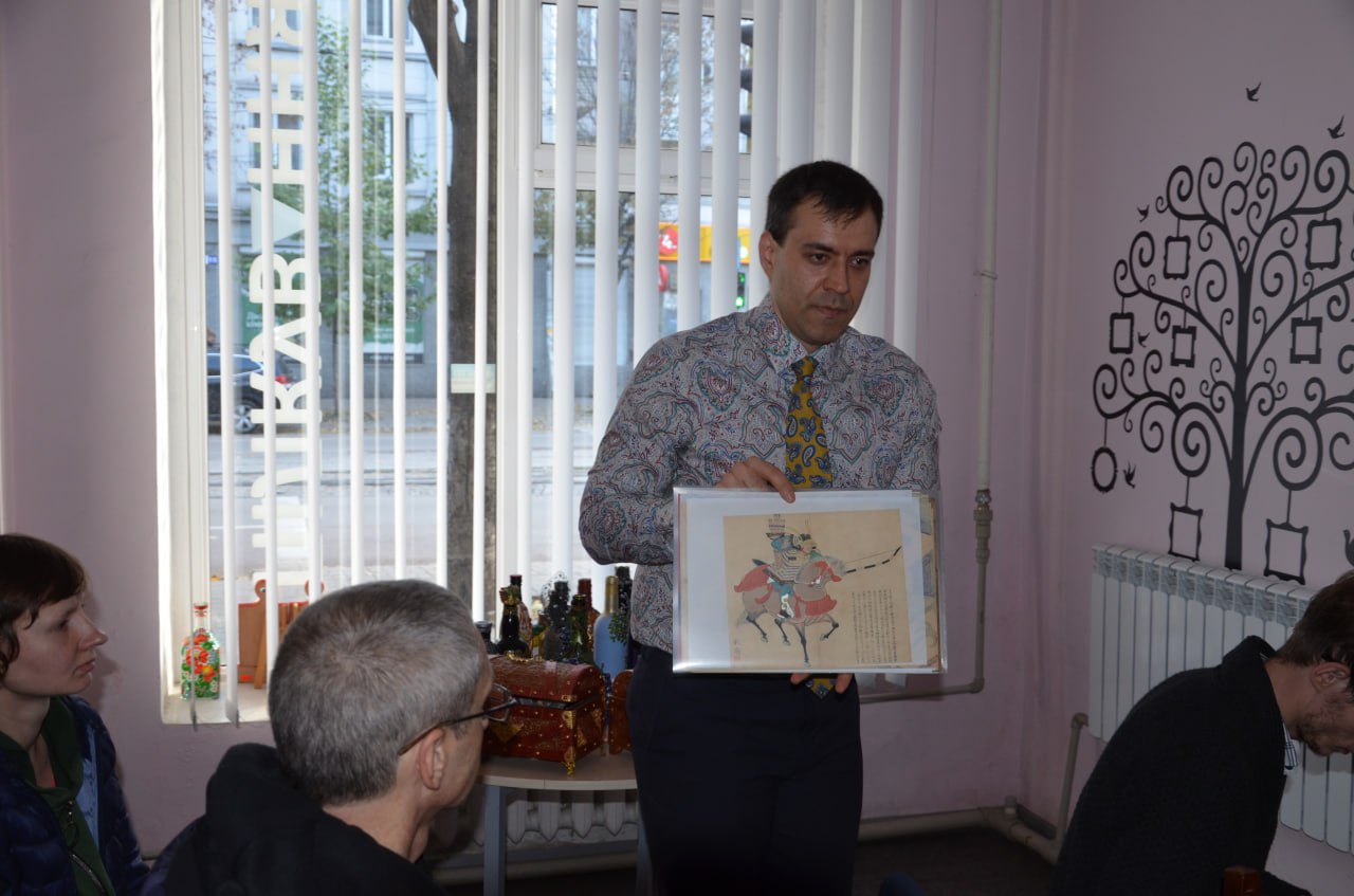 Захопливий світ середньовічної Японії: у бібліотеці Кам'янського відкрилась виставка унікальної японської гравюри епохи Едо - ФОТО