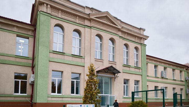 В Кам'янському сьогодні своє 35-річчя святкує Науковий ліцей імені Анатолія Лигуна - ФОТО