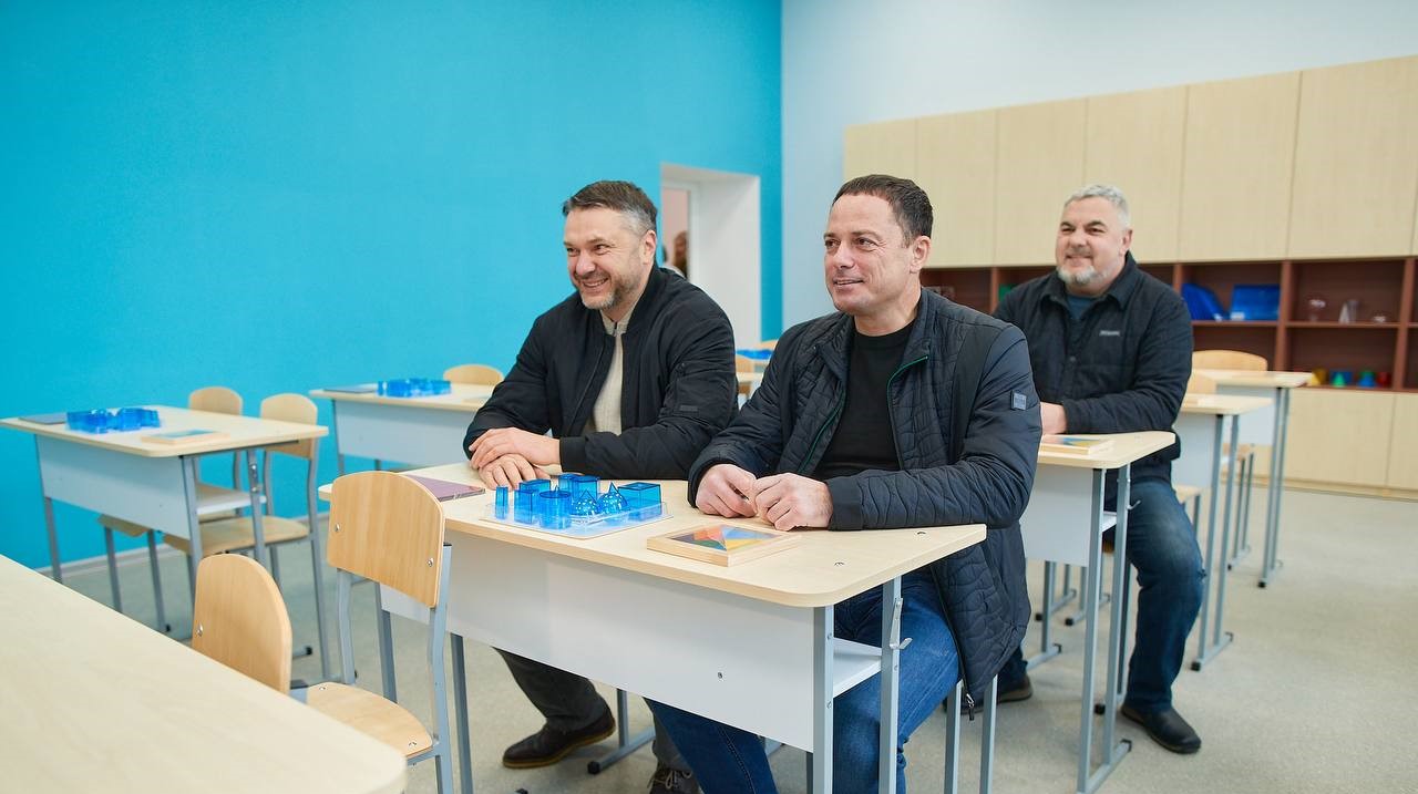 В Кам'янському сьогодні своє 35-річчя святкує Науковий ліцей імені Анатолія Лигуна - ФОТО