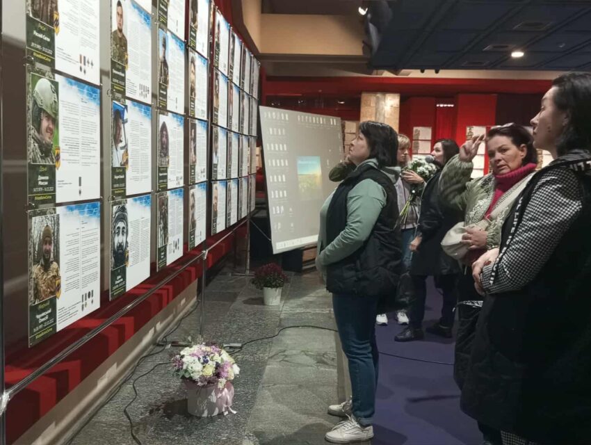 В Музеї історії Кам’янського відкрилась виставка «АЗОВ. Янголи Маріуполя»