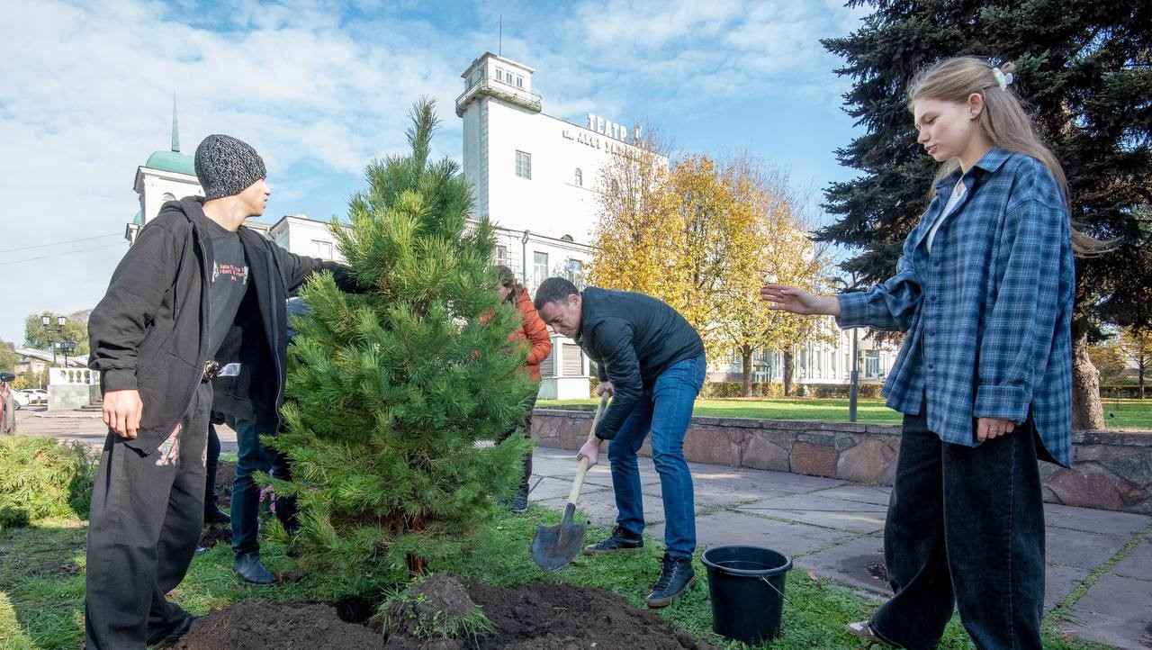 В Кам'янському тривають заходи з озеленення міста - ФОТО