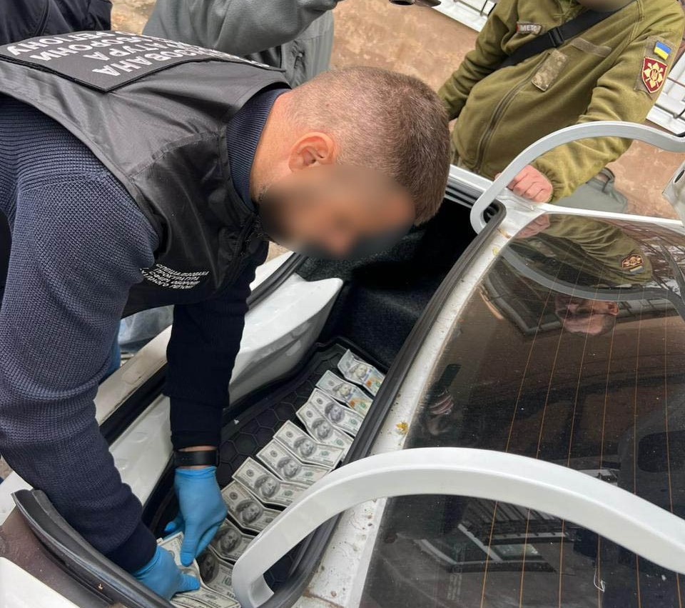 У Дніпрі на отриманні хабаря затримали військовослужбовця ТЦК та СП - ФОТО