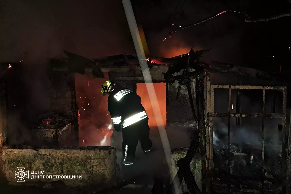 В Кам'янському у згорілому садовому будинку надзвичайники знайшли тіло жінки  - ФОТО