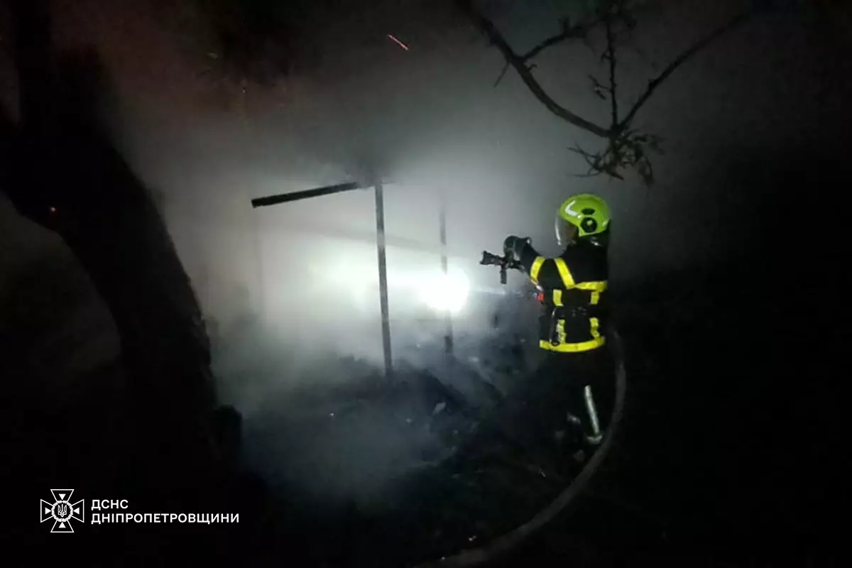 В Кам'янському у згорілому садовому будинку надзвичайники знайшли тіло жінки - ФОТО