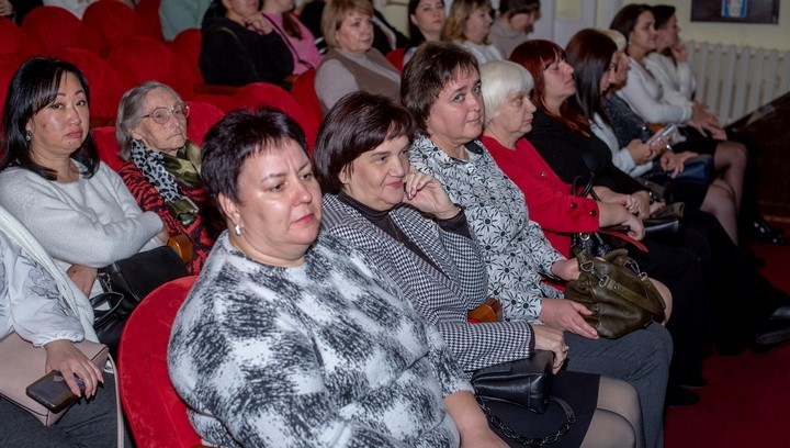 В Кам'янському сьогодні з прийдешнім професійним святом вітали працівників соціальної сфери - ФОТО