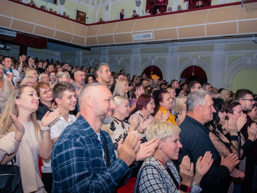 Квітки на улюблені вистави за зниженою ціною: театр Кам’янського підготував подарунки для глядачів