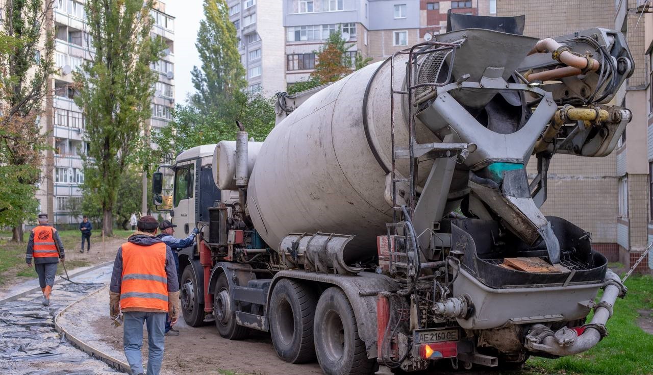 В Кам'янському на дев'яти вулицях вже оновили тротуари - ФОТО