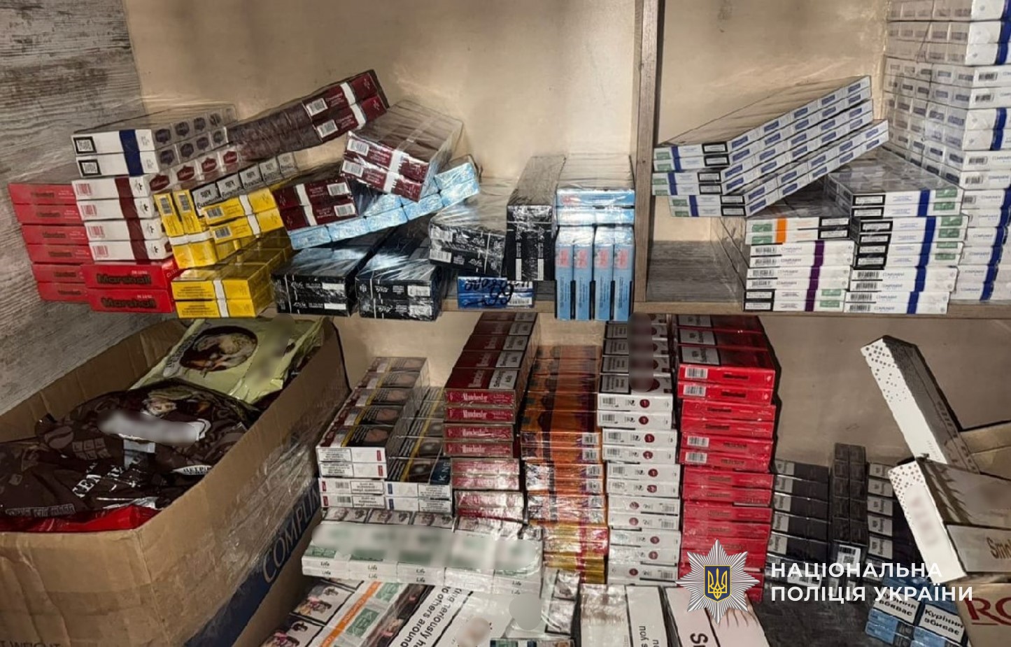 У Кам`янському поліційні вилучили з продажу понад три тисячі пачок цигарок без акцизних марок - ФОТО
