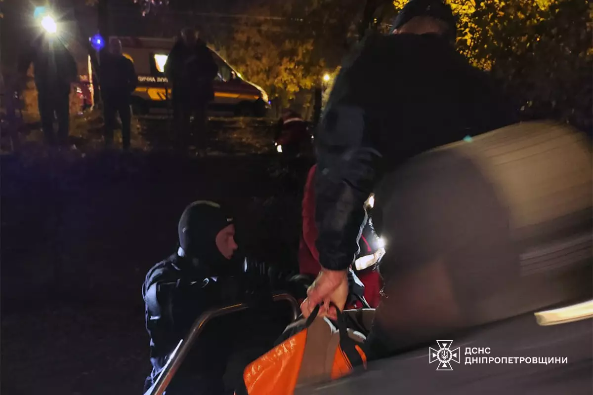 У Дніпрі 17-річна дівчина стрибнула з мосту в річку - ФОТО