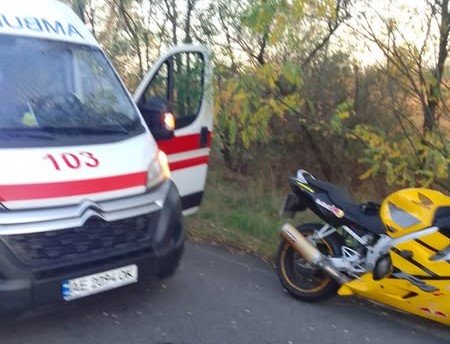 Неподалік від Петриківки мотоцикліст влетів у легкове авто, йому відірвало гомілку