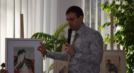 Захопливий світ середньовічної Японії: у бібліотеці Кам’янського відкрилась виставка унікальної японської гравюри епохи Едо