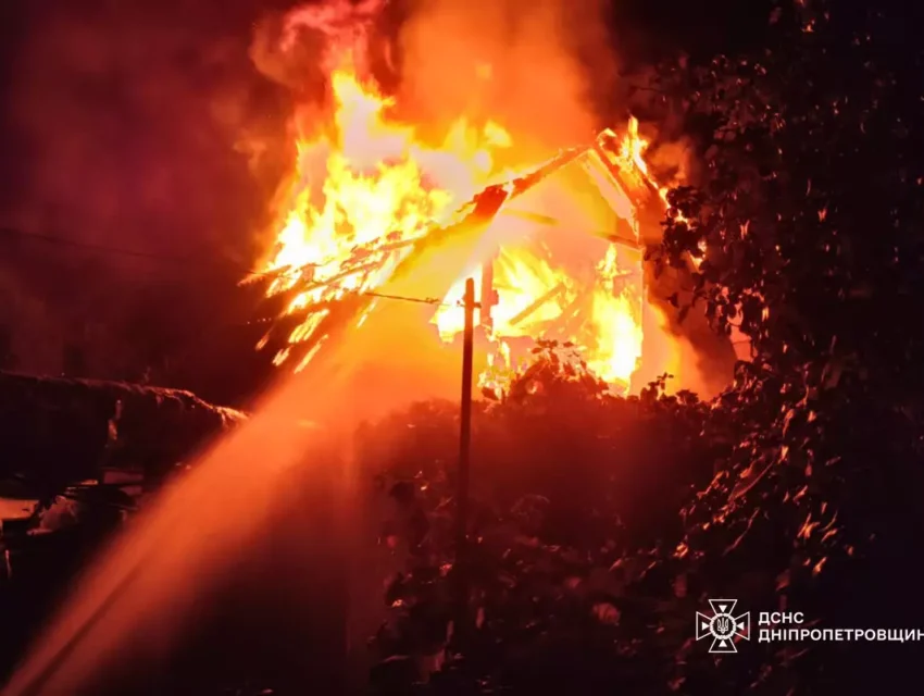 В Кам’янському вчора пізно ввечері гасили пожежу в приватному домоволодінні