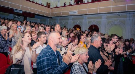 Квітки на улюблені вистави за зниженою ціною: театр Кам’янського підготував подарунки для глядачів