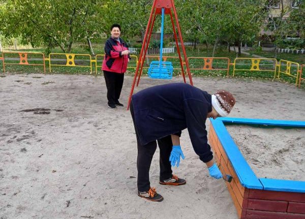 Активні мешканці Кам'янського продовжують наводити лад на прибудинкових територіях - ФОТО