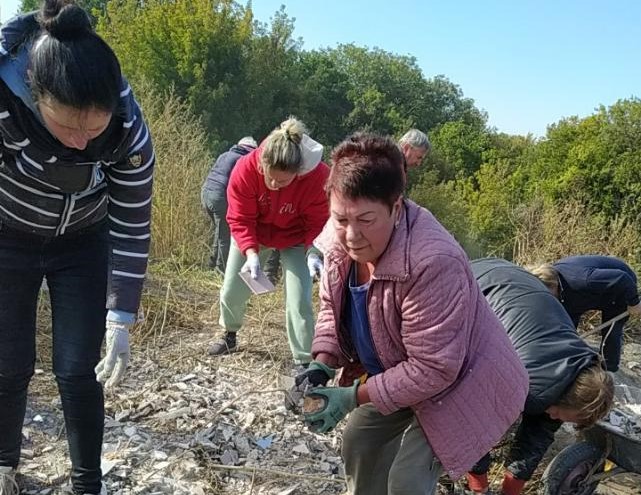 Активні мешканці Кам'янського продовжують наводити лад на прибудинкових територіях - ФОТО