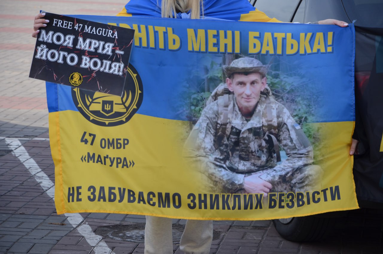 Не дати забути: в Кам’янському відбулася акція-нагадування про полонених та зниклих безвісти героїв(РЕПОРТАЖ) - ФОТО