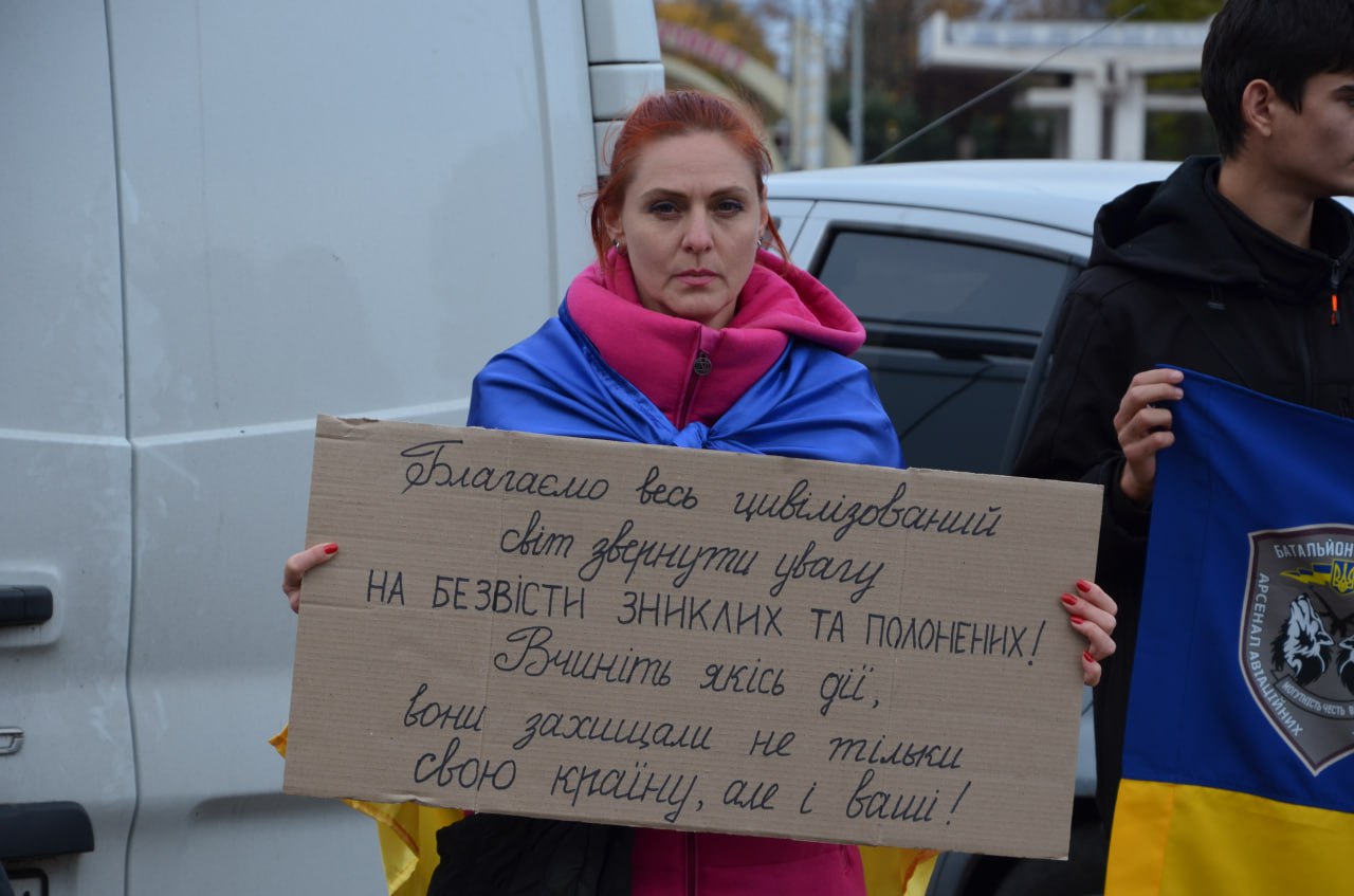 Не дати забути: в Кам’янському відбулася акція-нагадування про полонених та зниклих безвісти героїв(РЕПОРТАЖ) - ФОТО