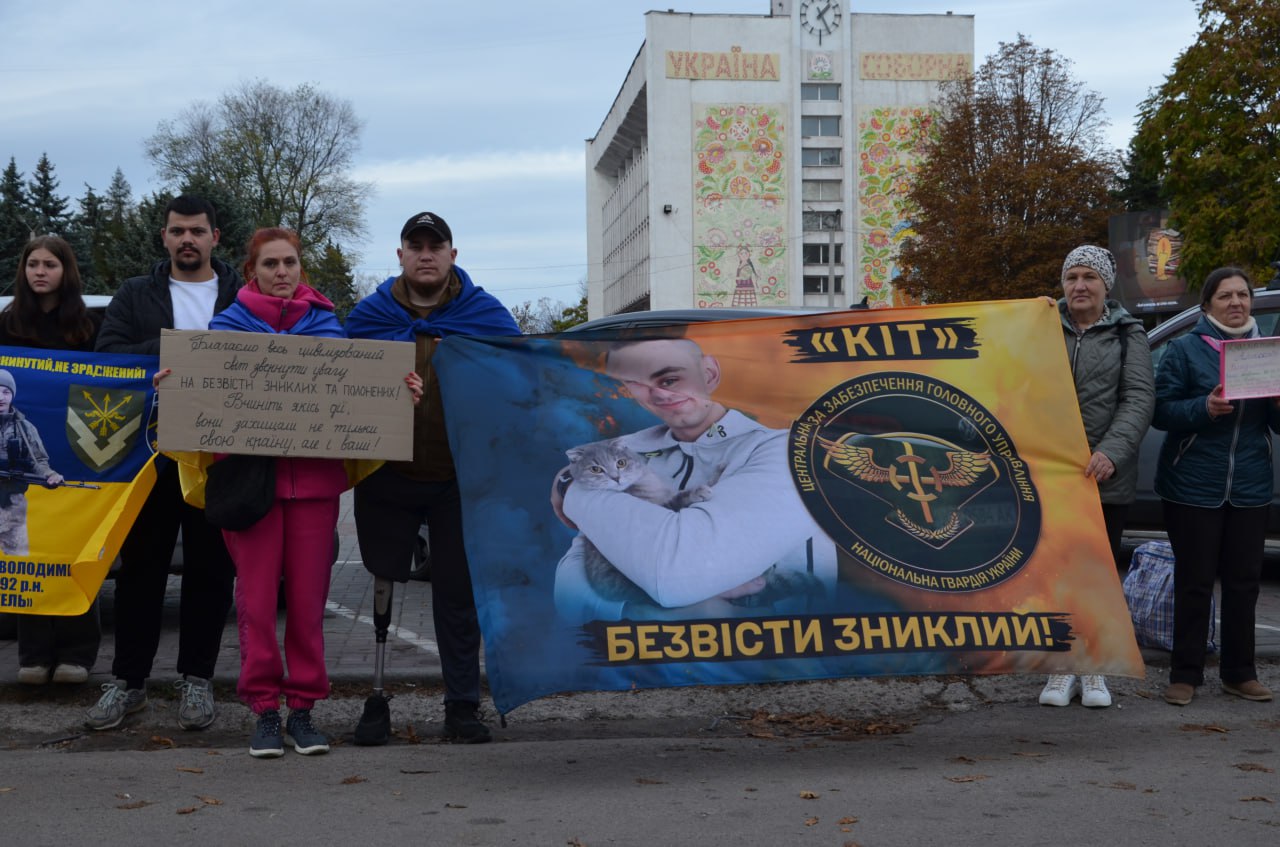 Не дати забути: в Кам’янському відбулася акція-нагадування про полонених та зниклих безвісти героїв(РЕПОРТАЖ) - ФОТО