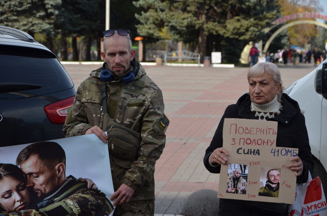 Не дати забути: в Кам’янському відбулася акція-нагадування про полонених та зниклих безвісти героїв(РЕПОРТАЖ) - ФОТО