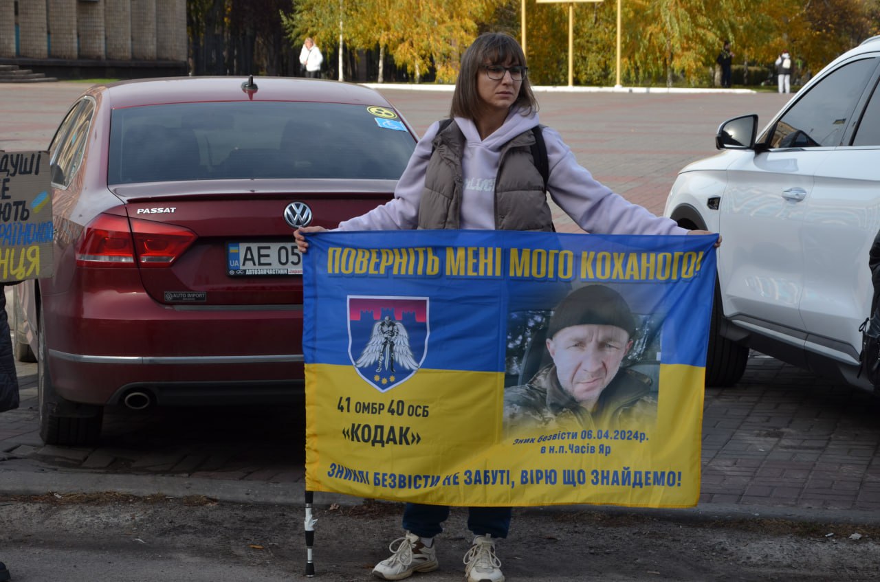 Не дати забути: в Кам’янському відбулася акція-нагадування про полонених та зниклих безвісти героїв(РЕПОРТАЖ) - ФОТО