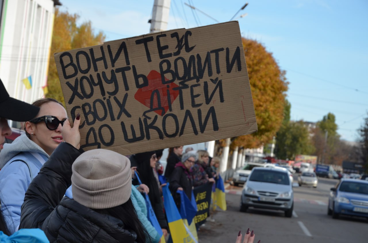 Не дати забути: в Кам’янському відбулася акція-нагадування про полонених та зниклих безвісти героїв(РЕПОРТАЖ) - ФОТО