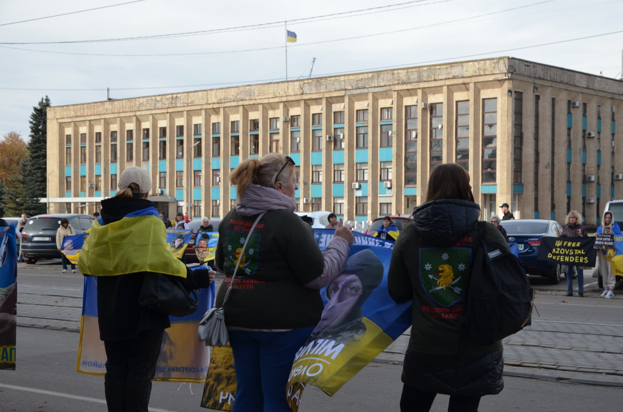 Не дати забути: в Кам’янському відбулася акція-нагадування про полонених та зниклих безвісти героїв(РЕПОРТАЖ) - ФОТО