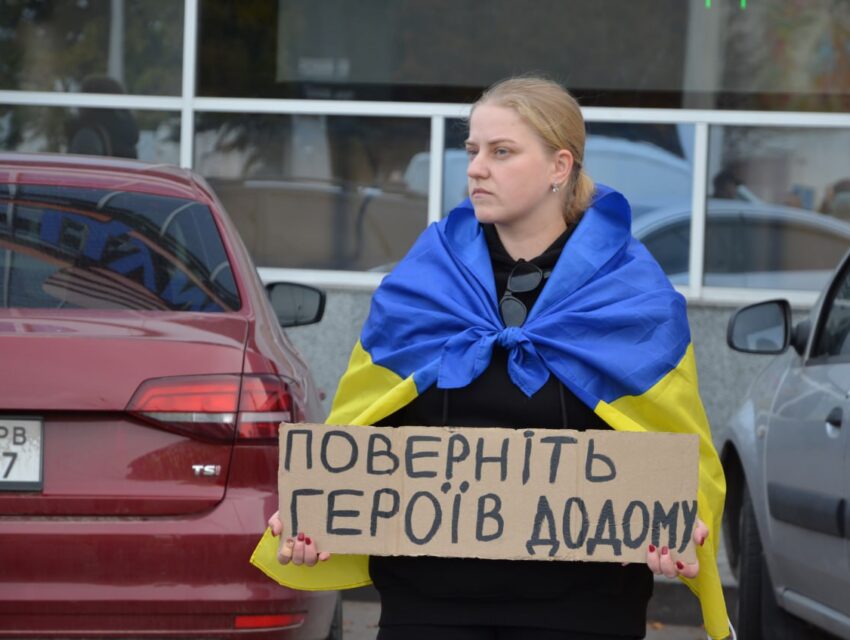 Не дати забути: в Кам’янському відбулася акція-нагадування про полонених та зниклих безвісти героїв(РЕПОРТАЖ)