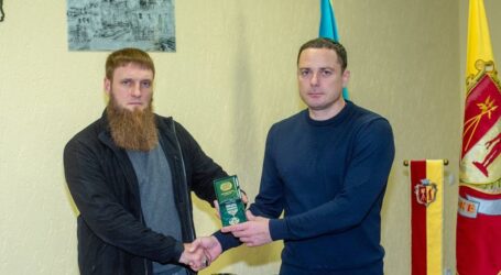 Мер Кам’янського отримав відзнаку від батальйону імені Шейха Мансура