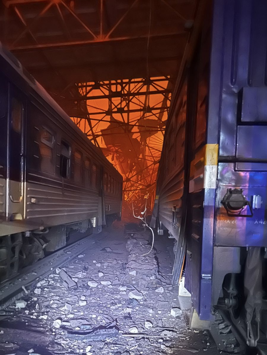 Через атаку по залізниці у Дніпрі зруйнований ремонтний цех приміського депо - ФОТО