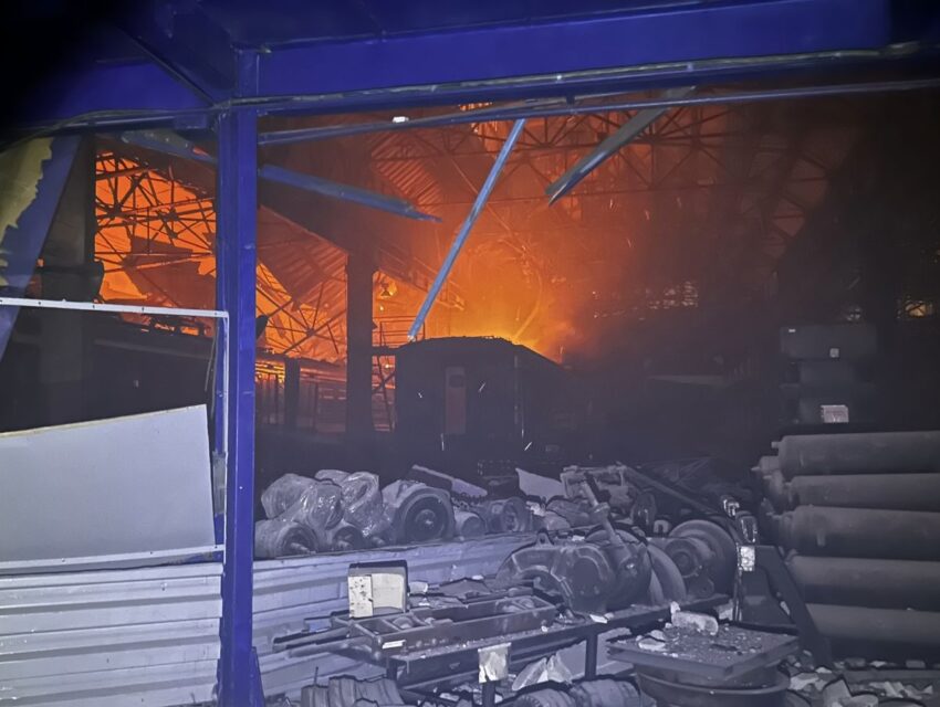 Через атаку по залізниці у Дніпрі зруйнований ремонтний цех приміського депо