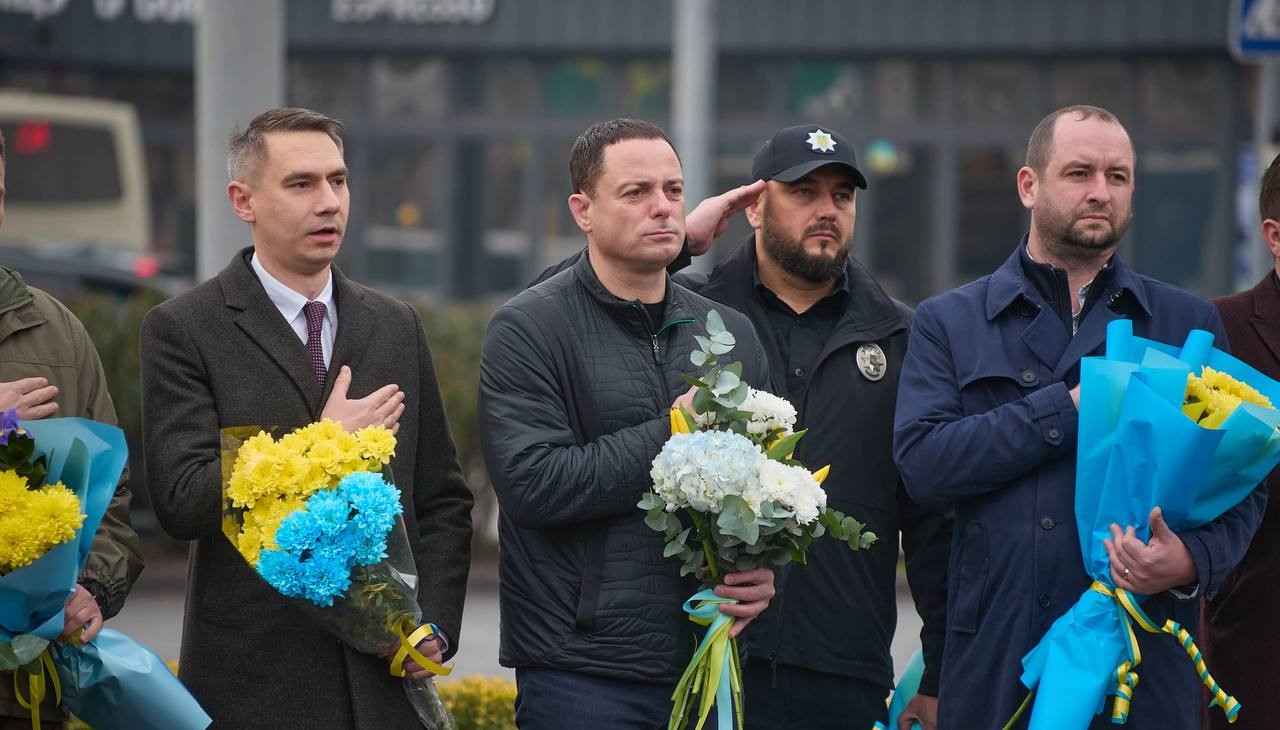 В Кам'янському у День Гідності та Свободи вшанували пам'ять загиблих у боротьбі за Батьківщину - ФОТО