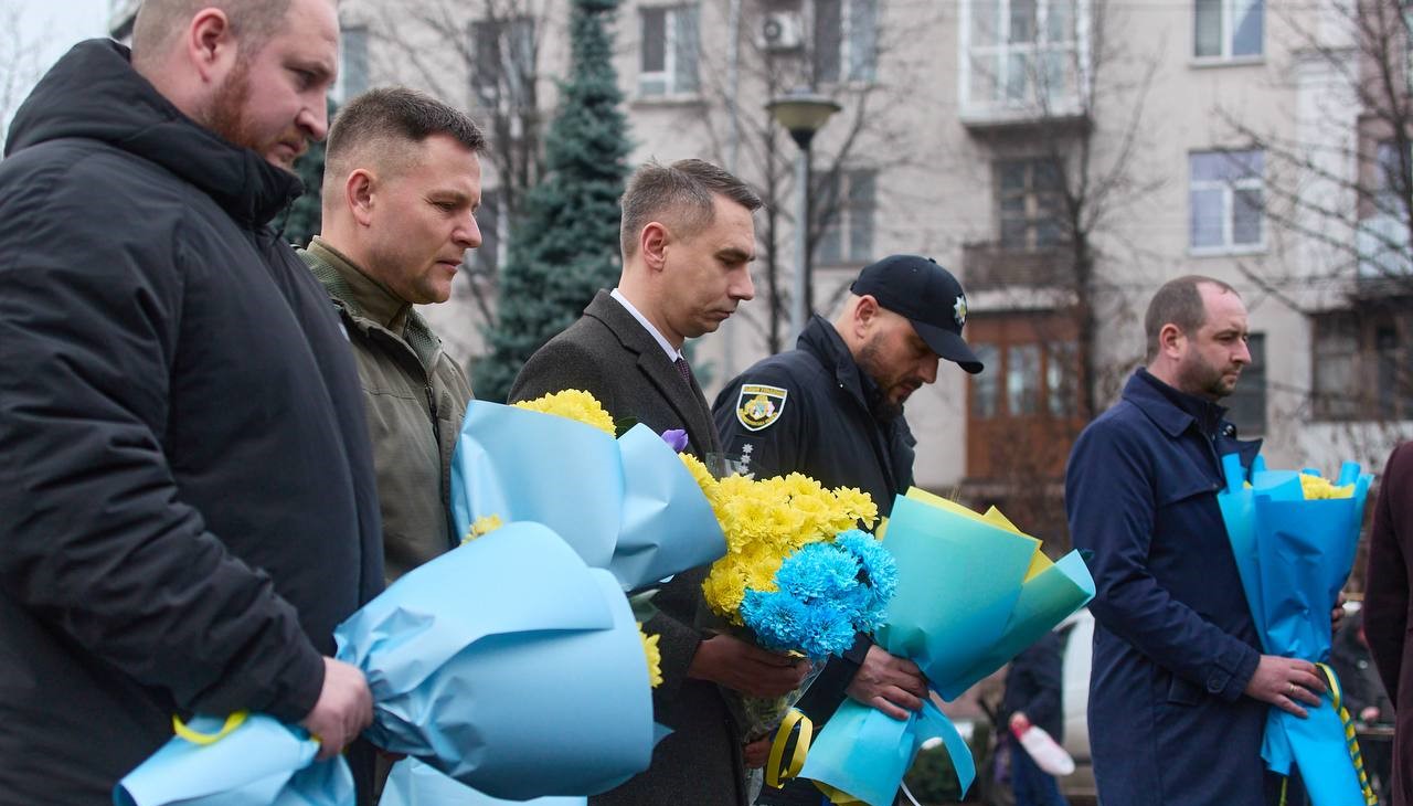В Кам'янському у День Гідності та Свободи вшанували пам'ять загиблих у боротьбі за Батьківщину - ФОТО