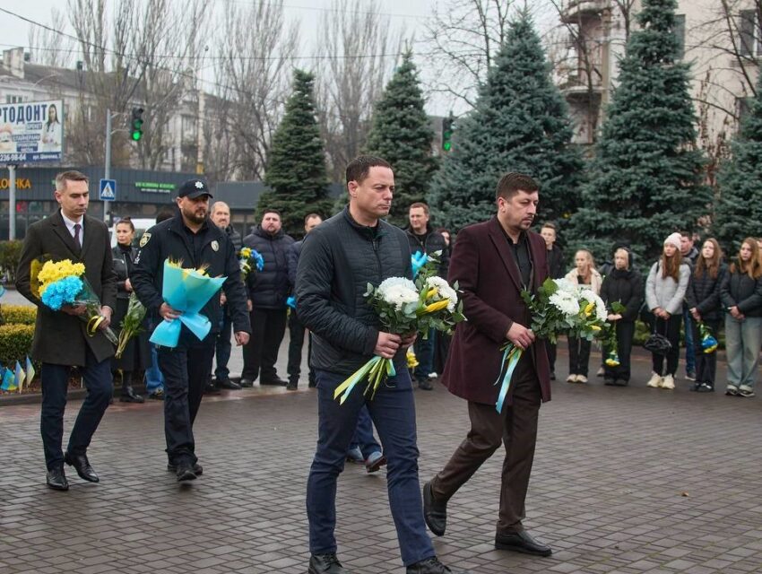 В Кам’янському у День Гідності та Свободи вшанували пам’ять загиблих у боротьбі за Батьківщину