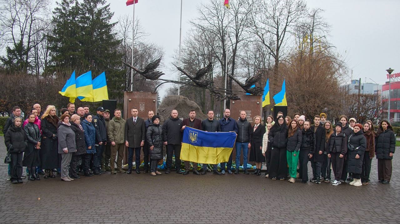В Кам'янському у День Гідності та Свободи вшанували пам'ять загиблих у боротьбі за Батьківщину - ФОТО