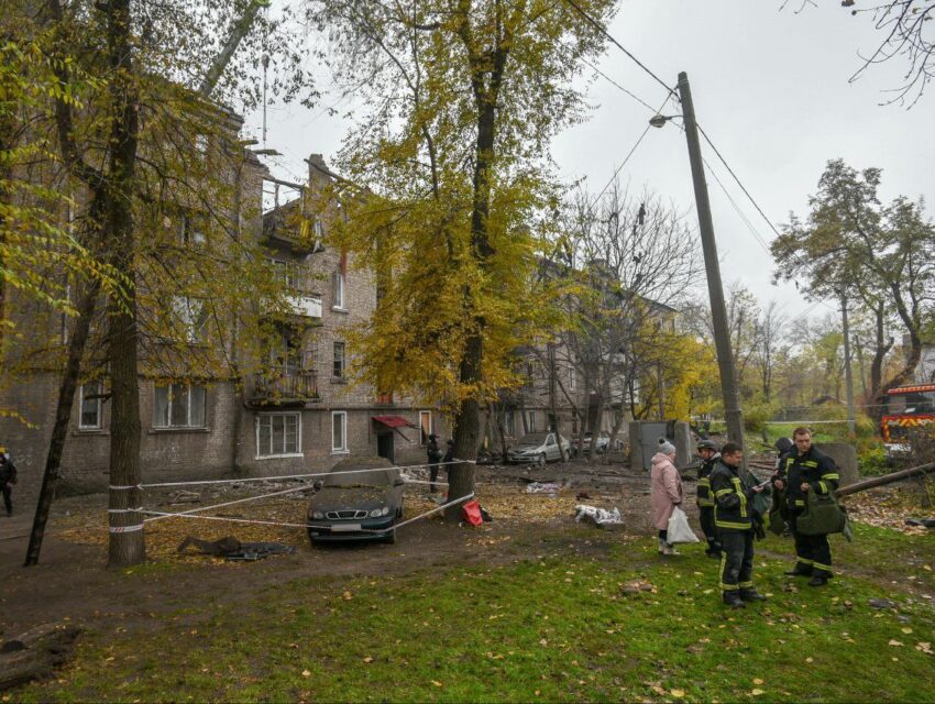 Під завалами потрощеної внаслідок атаки чотириповерхівки в Кам’янському може знаходитись ще одна людина