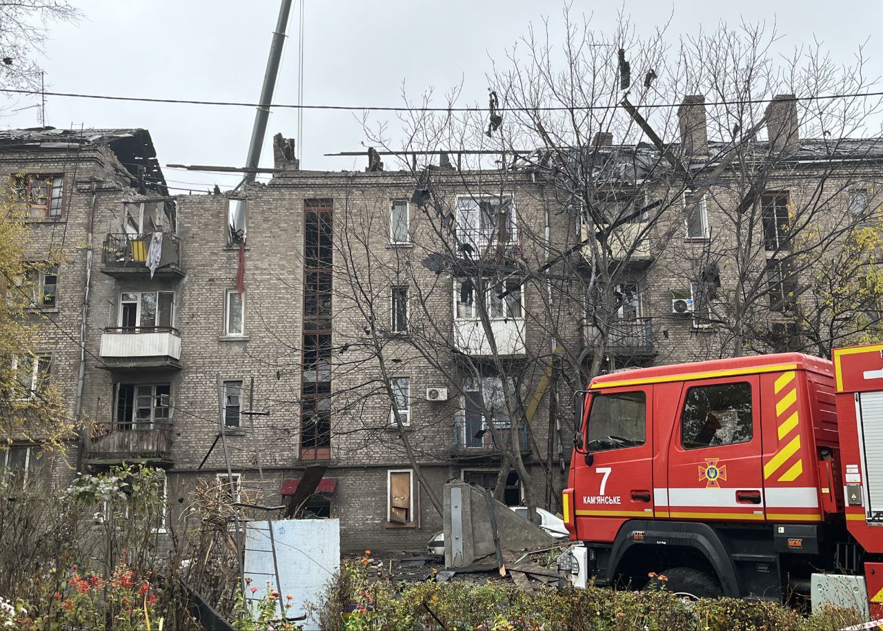 Під завалами потрощеної внаслідок атаки чотириповерхівки в Кам'янському може знаходитись ще одна людина - ФОТО