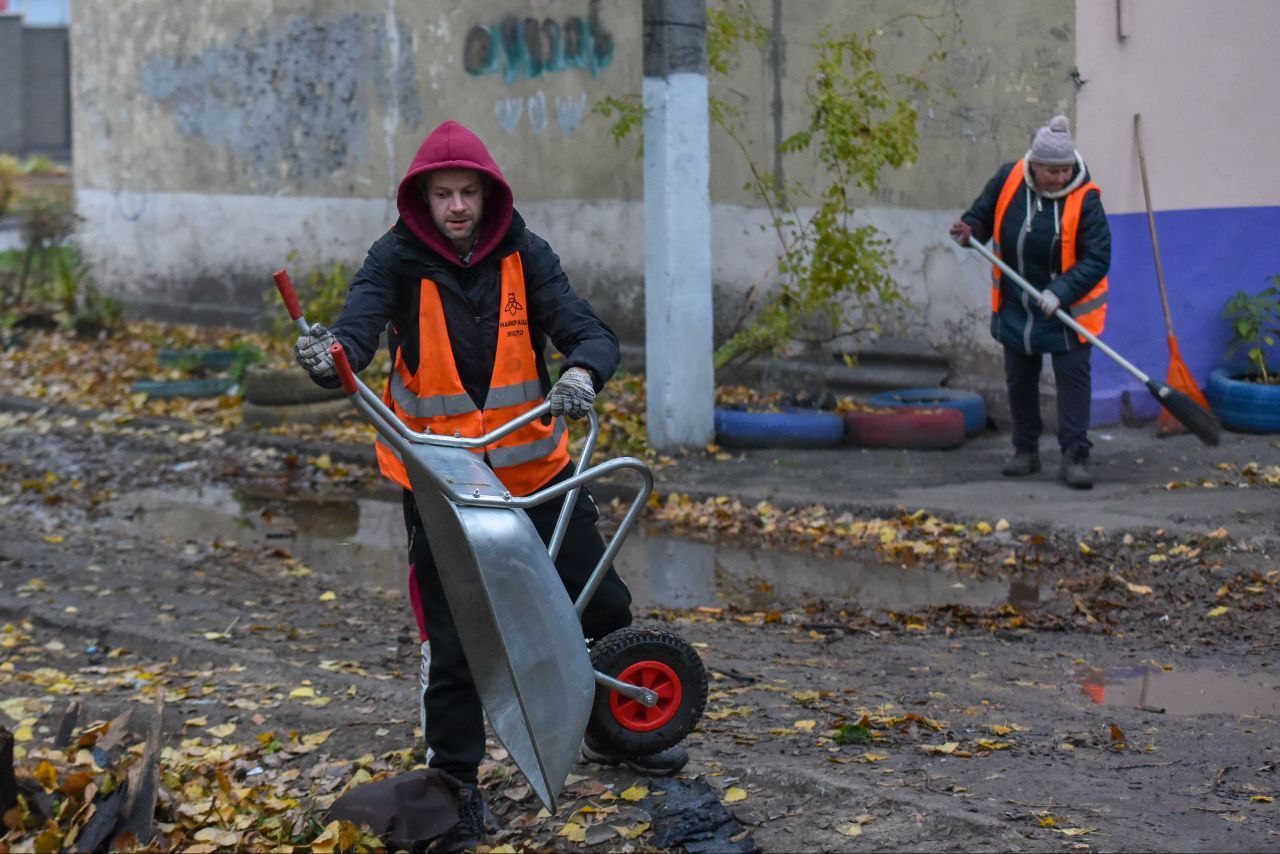 Під завалами потрощеної внаслідок атаки чотириповерхівки в Кам'янському може знаходитись ще одна людина - ФОТО