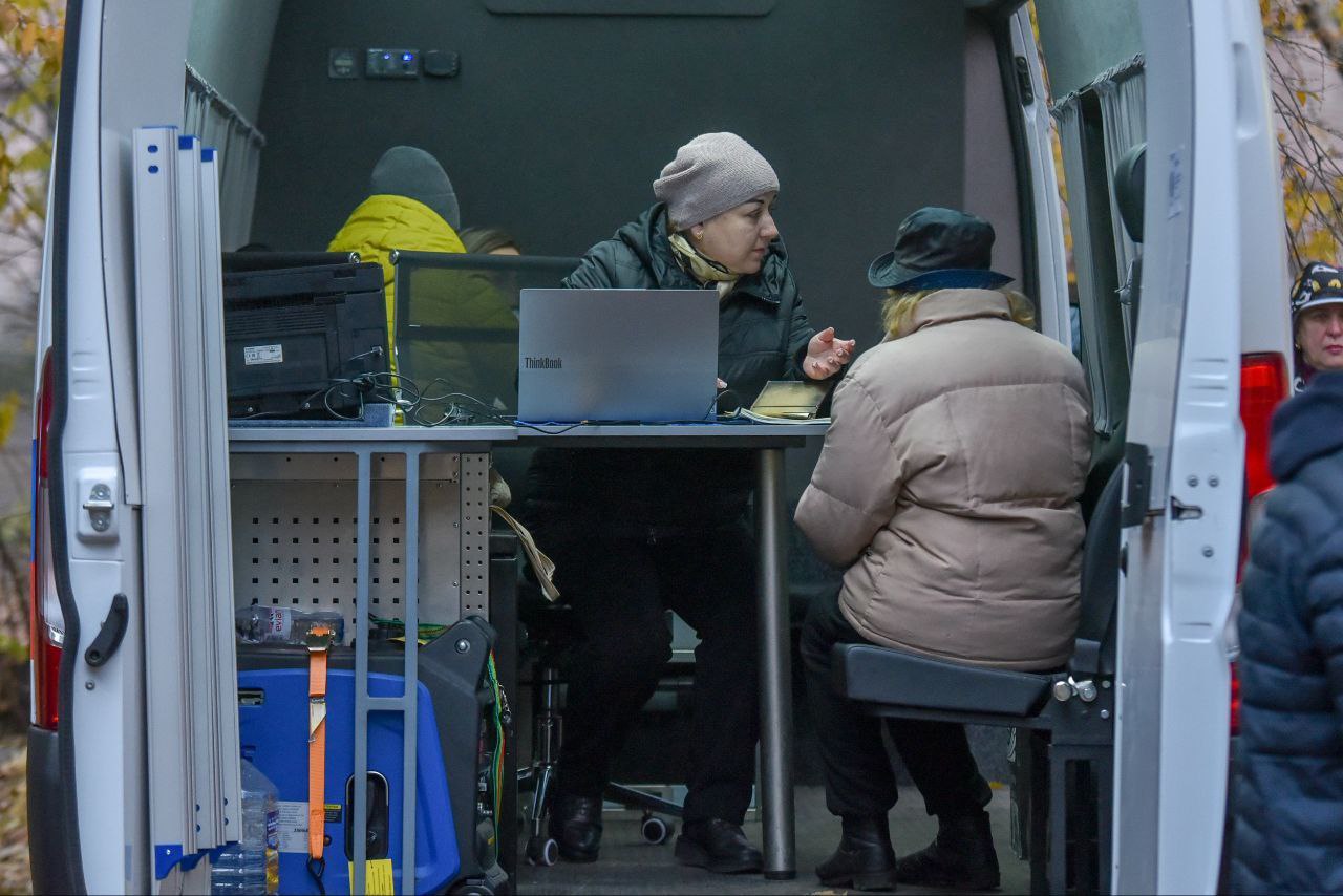 Під завалами потрощеної внаслідок атаки чотириповерхівки в Кам'янському може знаходитись ще одна людина - ФОТО