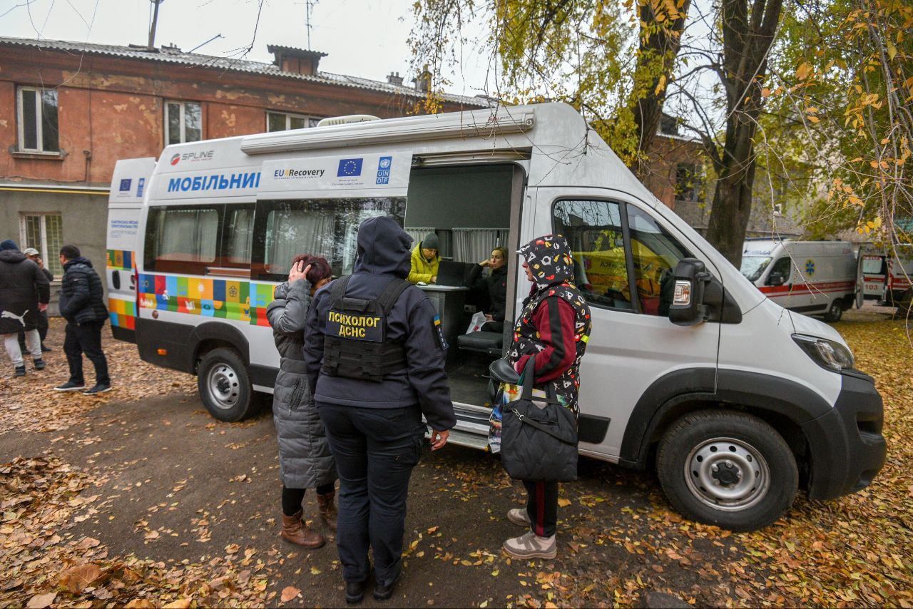 Під завалами потрощеної внаслідок атаки чотириповерхівки в Кам'янському може знаходитись ще одна людина - ФОТО