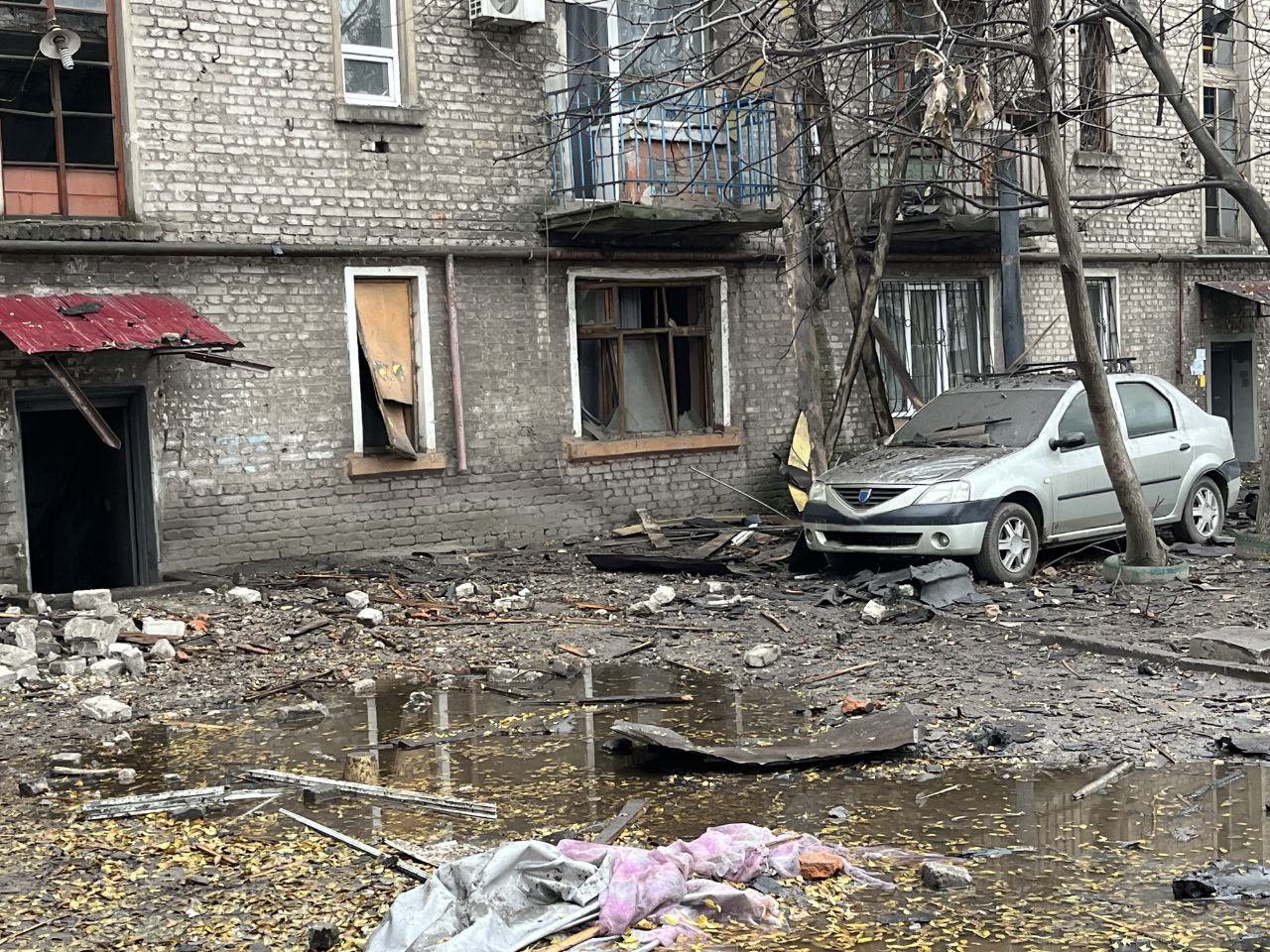 Під завалами потрощеної внаслідок атаки чотириповерхівки в Кам'янському може знаходитись ще одна людина - ФОТО