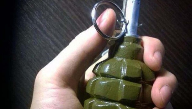 На Лівобережжі Кам’янського чоловік кинув гранату у тамбур в одній з багатоповерхівок