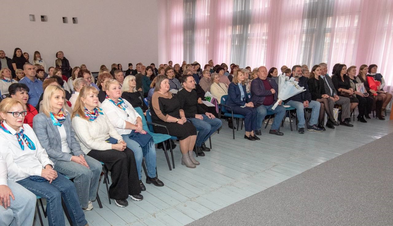 Перша школа, що була відкрита на Лівобережжі:в Кам'янському свій піввіковий ювілей відзначив ліцей №40 - ФОТО