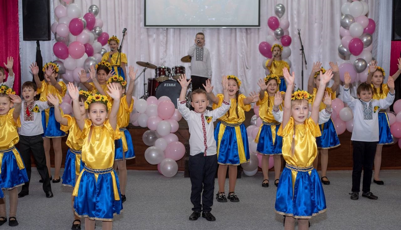 Перша школа, що була відкрита на Лівобережжі:в Кам'янському свій піввіковий ювілей відзначив ліцей №40 - ФОТО
