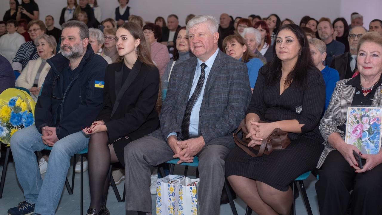 Перша школа, що була відкрита на Лівобережжі:в Кам'янському свій піввіковий ювілей відзначив ліцей №40 - ФОТО