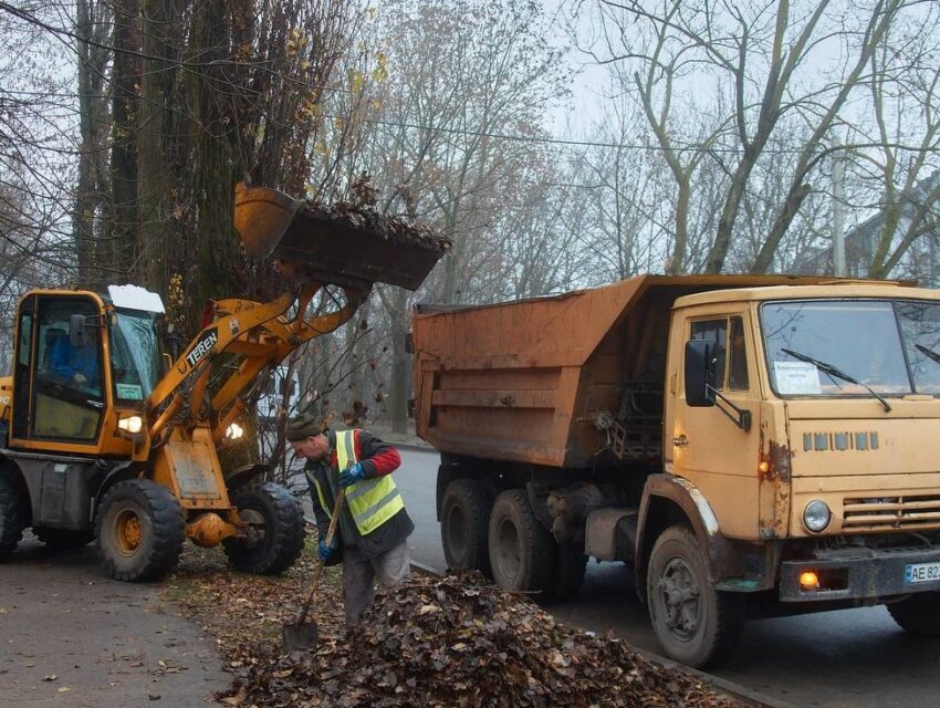 В різних районах Кам’янського тривають роботи з упорядкування території