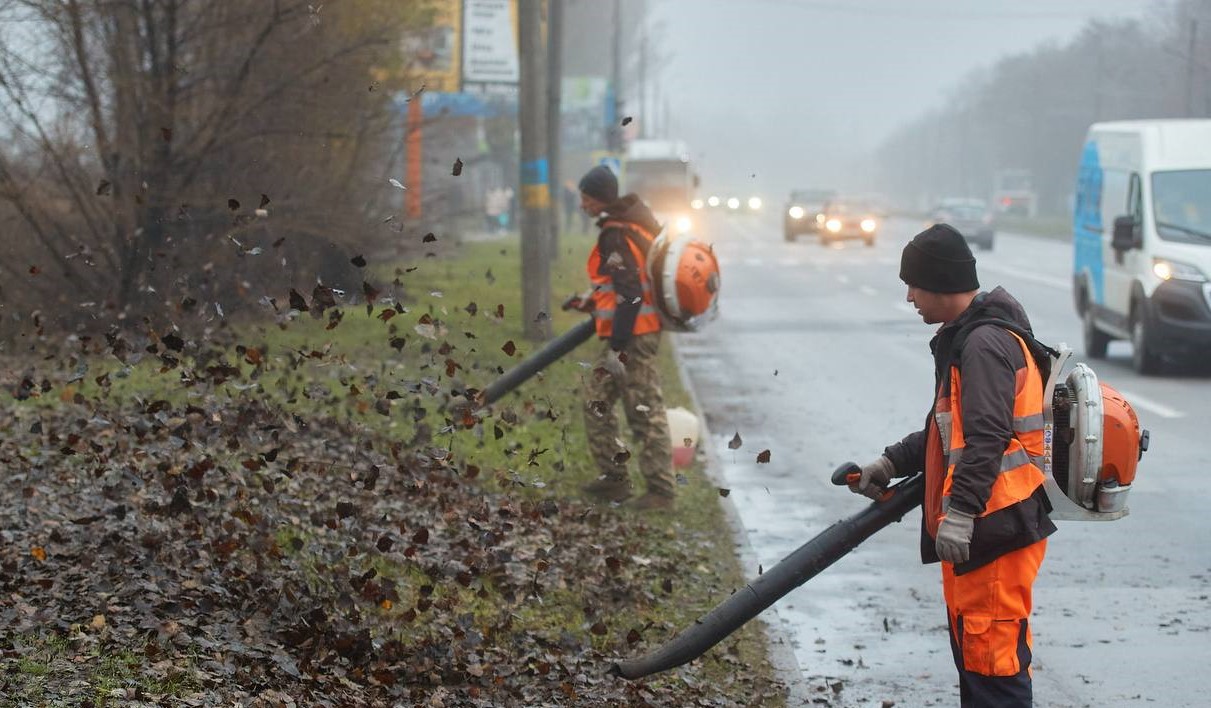 В різних районах Кам'янського тривають роботи з упорядкування території - ФОТО