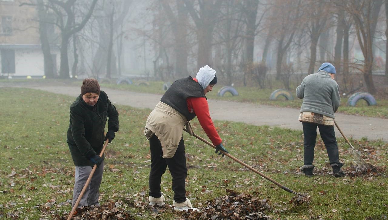 В різних районах Кам'янського тривають роботи з упорядкування території - ФОТО