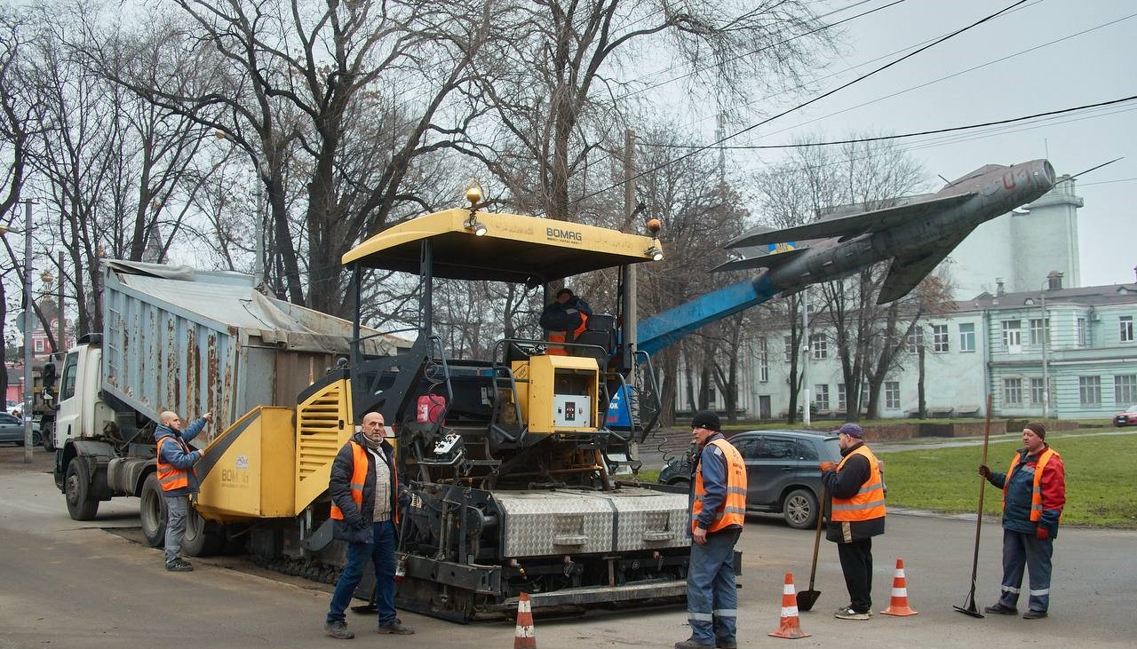В різних районах Кам'янського тривають роботи з упорядкування території - ФОТО