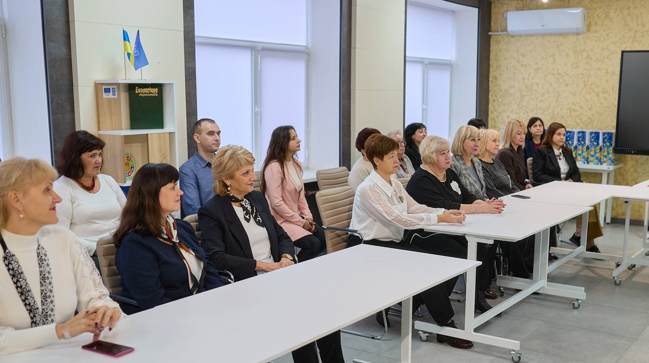Освітян Кам'янського привітали з призовими місцями на міжнародній виставці інновацій - ФОТО
